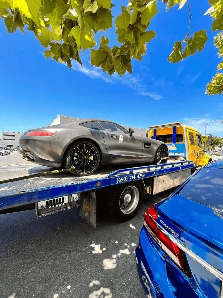 Se está instalando una batería nueva para un auto en la acera en San José