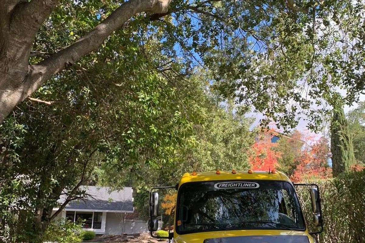 Guerra Towing truck on a residential street in San Jose